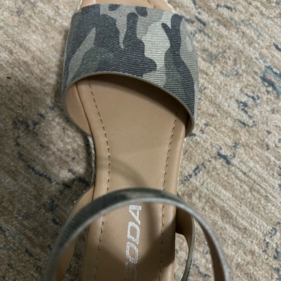 Soda Girl’s Camo Platform Sandals, Size 2 - Picture 10 of 11